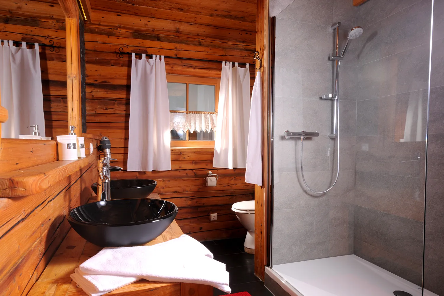 Badezimmer mit Aufsatzbecken und Dusche im Almchalet am Hochkönig