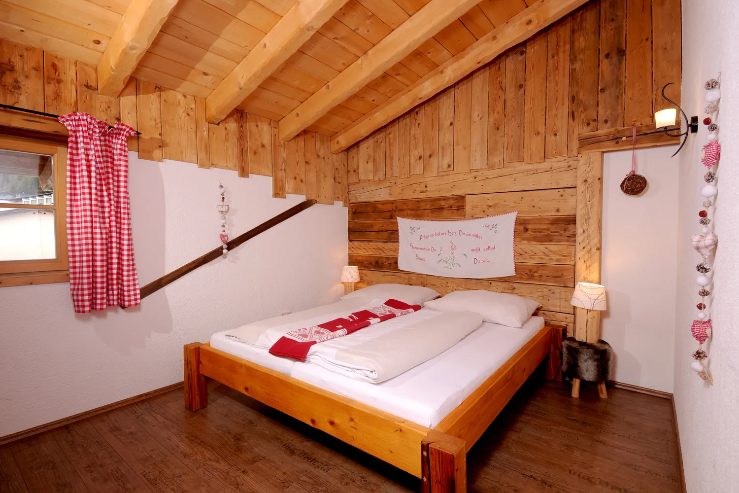 Schlafzimmer unter der Dachschräge im Almchalet am Hochkönig