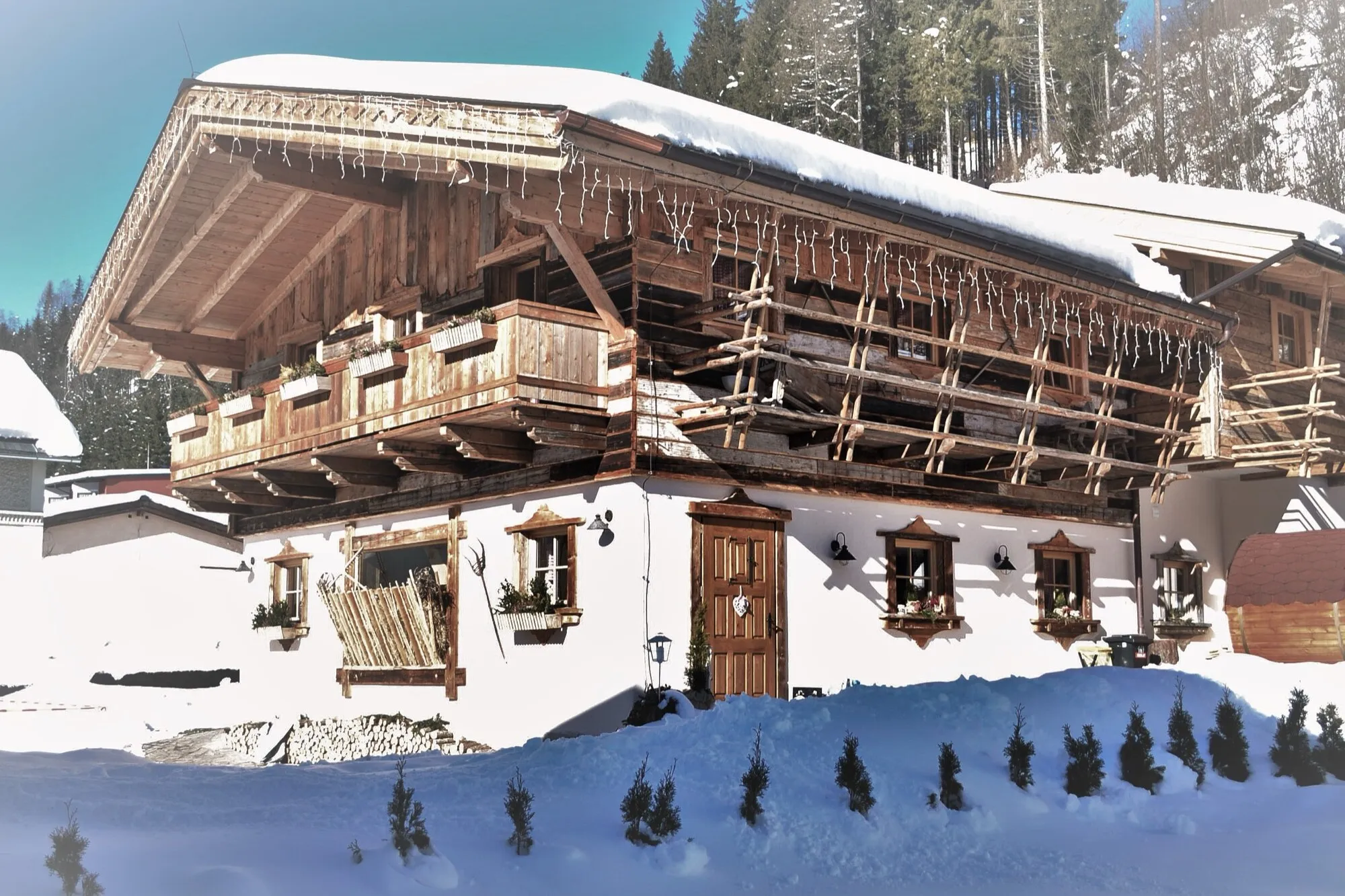 Almchalet am Hochkönig mit Holzbalkonen im tiefen Schnee