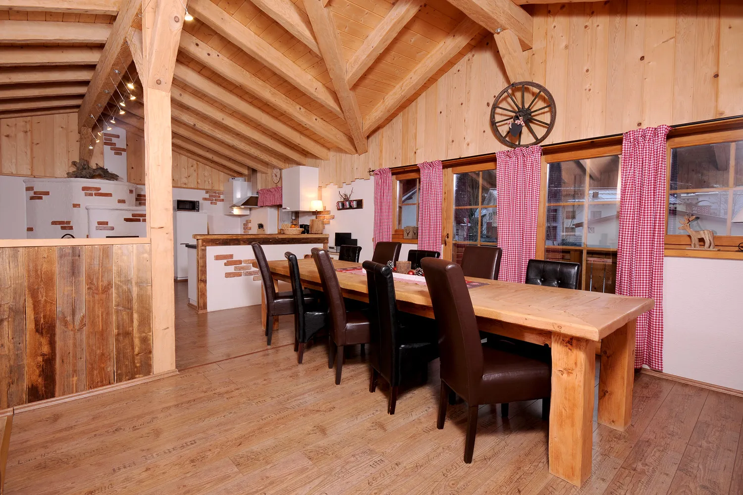 Langer Esstisch mit Lederstühlen unter der Holzdecke im Almchalet Schneeberg